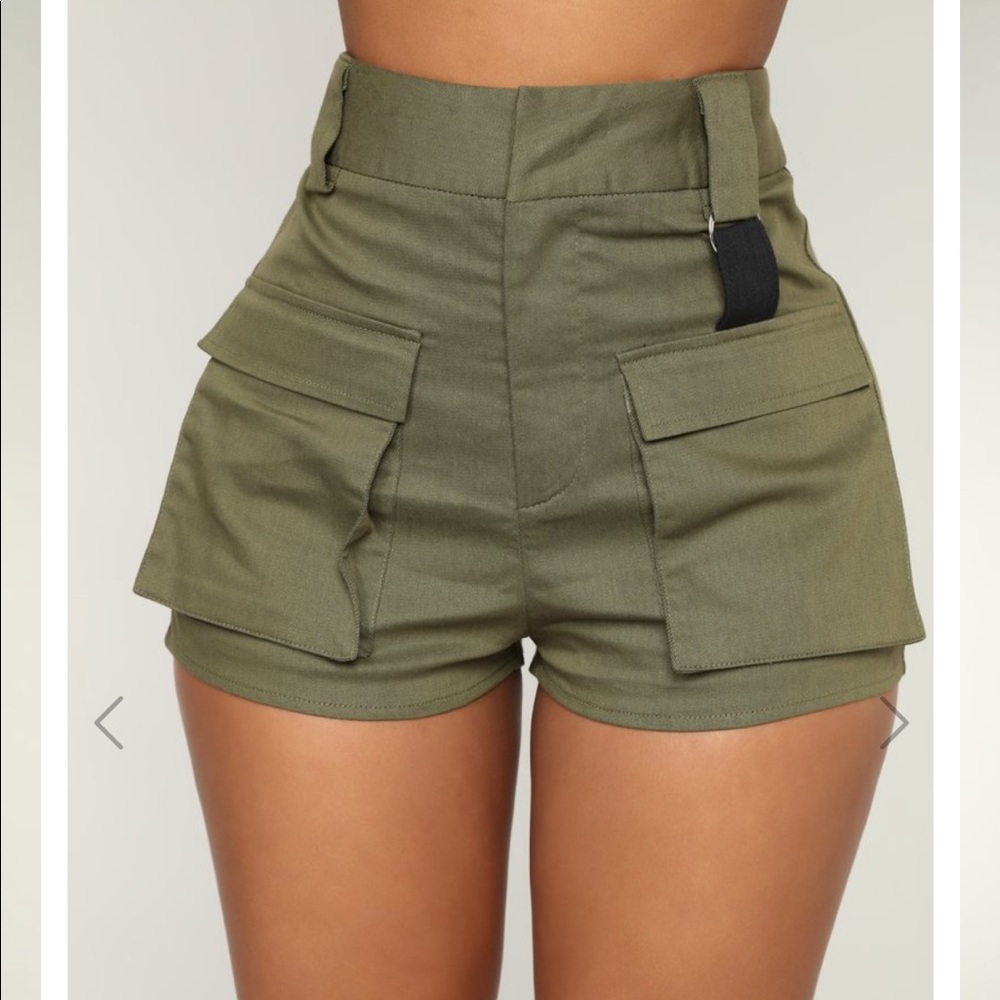 Army green shorts size L (never been worn)